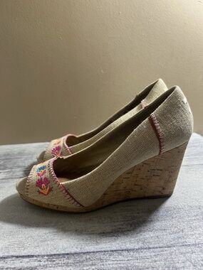 Toms Stella Natural Burlap Embroidery Cork Wedge Peep Toe Heels Size 9.5